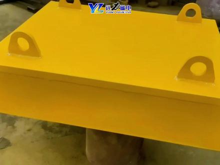 强磁除铁器使用方法,悬挂式石料厂强磁除铁器厂家哪家好 #强磁除铁器 #强磁除铁器厂家 强磁除铁器使用方法,悬挂式石料厂强磁除铁器厂家哪家好
1、悬挂式石料厂强磁除铁器怎么用?安装在皮带上方时,将两根吊耳挂在支架上即可。安装在皮带下方时,在磁块底部焊接两个角钢,然后通过螺栓固定在支架上。
2、悬挂式石料厂强磁除铁器厂家哪家比较好呢?潍坊远力磁电这个厂家生产的悬挂式石料厂强磁除铁器,采用优质不锈钢材质,耐腐蚀性强,使用寿命长。
3、采用永磁磁系,磁力大,能去除混入物料中的大量铁质杂质,减少对破碎机、磨粉机等设备的磨损,提高产品质量和产量。采用可调节高度的悬臂结构,能够满足不同现场环境的安装需求,操作简单方便。