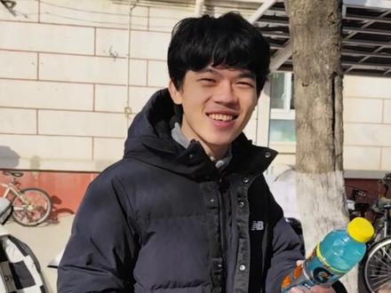 在大学挑战随机抓N个大学生采访!#校园采访#搞笑视频#抽象#社恐挑战#勇敢的人先享受世界