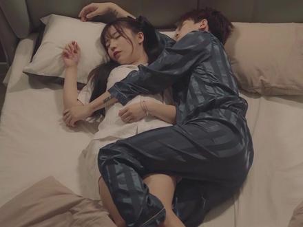 心怡:我是谁?我在哪?@周亦燃#情侣日常 #女友抱枕翻身挑战