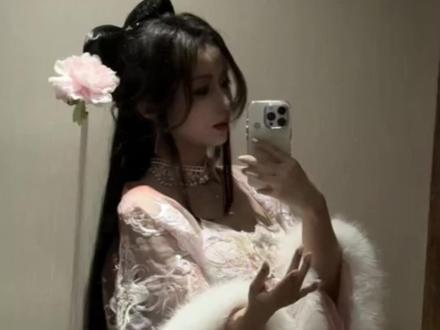 貂蝉自然感超简单发型来啦
跳舞逛展一天无压力
其实追求自然感的宝宝这个发型出cos都是可以的,几年前假发没那么发达时 我出貂蝉cos就是假发做这个发型🥺还一直掉 这个不会掉!
我是浅发色喷黑所以示例会有点毛躁。深发做出来毛流感超美的
#貂蝉 #汉服发型 #汉服 #cos #古风发型