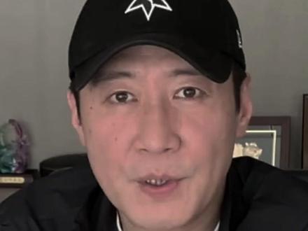 #黎明 很多人说我是最不配当上四大天王的人,说我演不过刘德华,唱不过张学友,跳不过郭富城。可大家知道吗,当年我是四大天王里最早拿下影帝的人,也是粉丝最多的,当年最红的时候,他们三个人的粉丝都没有我的多。#人物故事 #影帝 #慈善