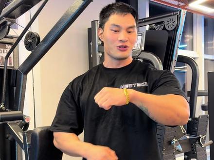 今天教兄弟们一个开发智力的小游戏 学废了有助于大家更好的锻炼肌肉#智力游戏 #死肌肉 #刘孟易