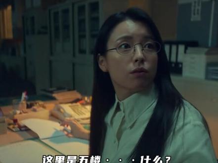你身边的人也许就是超级英雄|《超异能族》7-10集 -这部剧中最触动我的,是异能者身上「平凡与不凡」的共生感 —— 他们既是能上天入地的超能存在,无坚不摧的力量足以撼动世界;又是会为女儿的生活艰辛创业的父亲,会在孩子叛逆时红着眼眶却不知如何开口的母亲。当我们总在幻想以超能力披荆斩棘、做拯救世界的英雄时,他们却甘愿把飞天遁地的本事藏进围裙,把刀枪不入的躯体化作守护儿女的温柔臂弯。那些能徒手拆车的力量,最终只用来仔细粘贴门上的促销广告;能听见十里之外细小声响的耳朵,只为捕捉儿子晚归时的脚步声。他们不是躲在超凡能力背后的孤勇者,而是把星辰大海般的力量,悄悄折成了守护家人的纸飞机。这种「藏起锋芒只为守护平凡」的选择,比任何超能力都更让人心生暖意。#韩剧 #好剧推荐 #影视解说