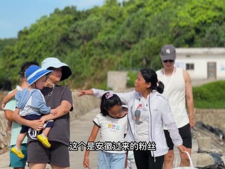 一对情侣找上门来赶海,被小渔带去无人岛徒手捞沙白,竟得知是因为闹矛盾才来散心 #赶海 #乡村守护人