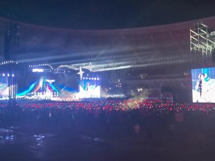 #张韶涵惠州站2025 一个巨长的视频,留着以后慢慢翻,一想到自己破音的瞬间就笑发财#演唱会现场live
(00:00 开场,00:50 欧若拉,00:55 破茧,01:20 潘朵拉,01:45 我的最爱,3:07 亲爱的那不是爱情,5:00 遗失的美好,6:36 遗失的美好合唱,7:46 暮色回响,9:27 看得最远的地方,10:48 看的最远的地方合唱,12:07 无名的人,16:11 隐形的翅膀,17:03 有形的翅膀,18:38 淋雨一直走,22:32 篇章)