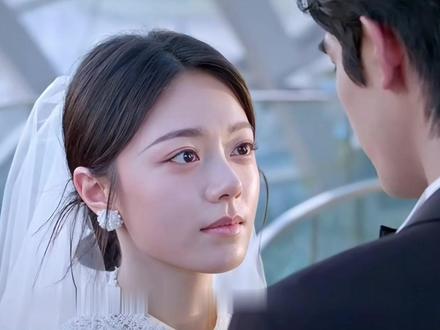 从校服到婚纱,连初恋都真心祝福,小情侣甜蜜牵手 #骄阳似我大结局 #赵今麦 #宋威龙 #赖伟明 #2025影娱年终大赏