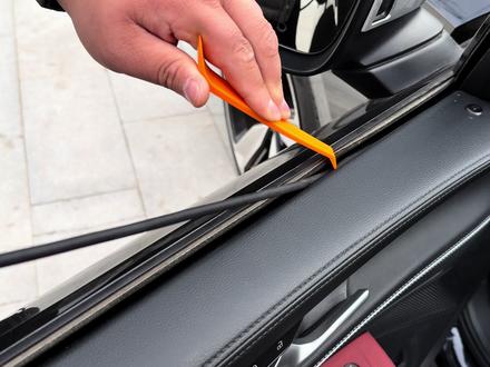 大众车主在高速行驶时遇到噪音过大的问题,原因是车窗与车框之间的缝隙。雨水进入门板可能导致电子元件失灵和玻璃共振。并且缝隙还容易积累灰尘,安装名爵专用二代车窗密封胶条可解决缝隙过宽问题,提高隔音效果#车品#车载好物#汽车好物#好物分享