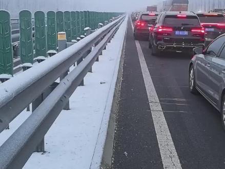 大广高速北向南肃宁服务区封路,后车请绕行