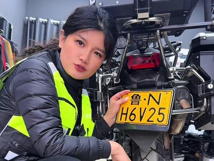 装上框架提升颜值又放震防止车牌折弯变形#机车#摩托车#摩托车牌照框架