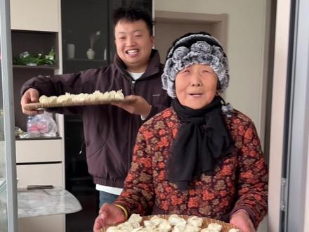 奶奶总是一个人坐在门口发呆,余雪看着心疼坏了,想法设法让奶奶开心起来!#内容太过真实 #我的农村生活