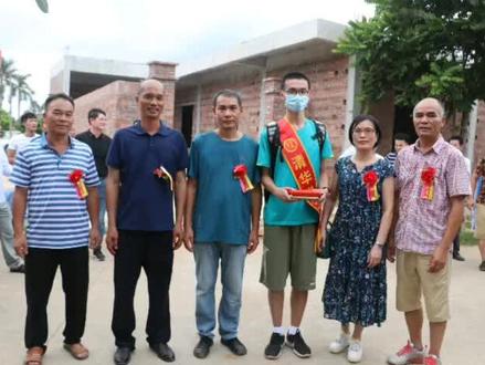 恭喜我们雷州市英利镇丁满村徐一帆考上清华大学!