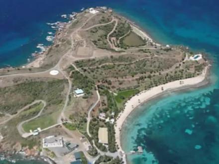 “萝莉岛”🏝️卫星视角还原“顶级私人岛”🗺️ 被频频提起的 “萝莉岛”
真实样子到底是啥?
今天直接从卫星地图上一探究竟🔍
它的官方名是小圣詹姆斯岛
藏在加勒比海圣托马斯岛东南海域
-
1998 年爱泼斯坦以 795 万美元买下
岛上配套超全,码头、私人别墅不算
还有直升机停机坪、海水淡化系统,妥妥的“顶级私人岛”配置!
#萝莉岛 #爱泼斯坦 #卫星地图 #卫星地图带你看世界 #爱户外的小纪