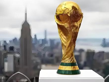 #2026年世界杯赛制:
1. 分组情况:48支球队将被分为12个小组,每组4支球队。
2. 晋级规则:每个小组的前两名和8个小组赛成绩最好的第三名将会晋级淘汰赛阶段的1/16决赛。
3. 比赛场次:总比赛场次达到104场,相比以往的世界杯比赛场次有大幅增加。其中小组赛72场,淘汰赛32场。
4. 冠军之路:晋级决赛的球队共需进行8场比赛。
5. 平局处理:小组赛不再有平局,一旦常规时间战成平手,则通过点球大战来决定胜负。
2026年世界杯各大洲名额分配:
1. 欧洲:16个名额,欧洲足球整体实力强劲,一直是世界杯的重要力量。
2. 非洲:9.5个名额,非洲球队近年来在国际足坛的表现逐渐提升,获得了更多的参赛机会。
3. 亚洲:8.5个名额,这反映了亚洲足球的不断发展和进步,其中包括与另一个洲的附加赛资格。
4. 南美洲:6个名额,南美洲拥有巴西、阿根廷等传统足球强国,足球水平较高。
5. 中北美及加勒比海地区:6个名额,该地区的足球水平也在不断提高,有不少有实力的球队。
6. 大洋洲:1.5个名额,大洋洲的足球发展相对较弱,但也有机会参与世界杯。
另外,作为东道主的美国、加拿大和墨西哥将自动进入2026年世界杯决赛阶段,不过他们的名额将会从分配给中北美及加勒比海足协的名额中扣减。#足球的魅力 #世界杯抖音看世界 #世界杯荣耀时刻 ##