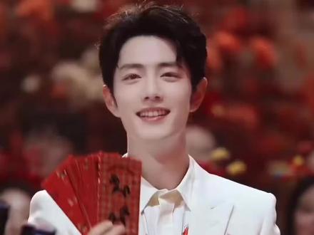 #肖战#小飞侠集团总裁 时长61秒!战战瘪嘴的原版视频来了!战战最开始看着手里的红包可馋了一直在舔嘴唇,还用灯球碰红包左右摇摆!后面工作人员把红包拿走了!😂😂😂#我担秒了全世界 #爱豆的神仙颜值 #向全世界安利最好的肖战@肖战