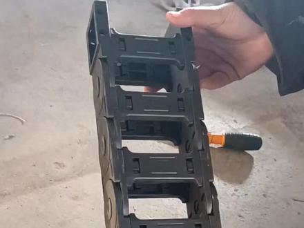 雕刻机配件更换:拖链更换使用方法。不需要整天换都是可拆卸的,哪里坏了换哪里即可。可以关注我各种配件使用方法都有。#雕刻机配件 #雕刻机