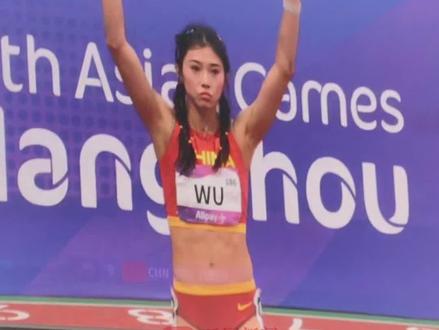 女子100米跨栏吴艳妮亚运会首秀,小组第一进入决赛 !再现霸气招牌动作,妈妈现场观赛加油!赛后感谢所有人的支持,祝大家国庆快乐!