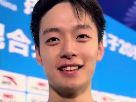 #05后河南排球运动员回应帅出圈 #杨家兴说被大家关注很幸运 11月12日下午,第十五届全运会排球项目男子20岁以下组别铜牌战在广州华南农业大学体育馆举行,河南队1-3憾负山东队。10日,河南队以3-0击败老对手上海队挺进四强。河南队主攻手杨家兴激动落泪,照片走红社交媒体,引发网友怜爱。杨家兴表示被大家关注“很幸运”,全运会高强度的比赛也让他更理解了排球中的团队精神,“这就是排球的魅力所在”。(记者 邢雯)