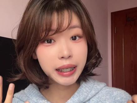 冲牙器到底应该怎么选?箍牙党亲测4款冲牙器!入门到便携都有!宝藏推荐+避坑指南!
小米
水压:日常档适中,最强档偏猛(易出血)
水箱:200ml
续航:充一次用 2 个月,充电需一晚
便携性:一般,一体成型仅家用
适配 & 亮点:冲牙器入门、纯家用人群,胜在续航超顶
康佳
水压:三档可调,力度适中(不刺痛、不出血)
水箱:240ml
续航:充一次用 3个月,2h 快速充满
便携性:很好,可折叠和手机同大,便携易带
适配 & 亮点:正畸党 / 学生党 / 打工人 / 经常出门人群。全能宝藏款,好清洗 + 高便携
念语
水压:三档可调,整体偏柔和(新手友好)
水箱:220ml
续航:充一次用半个月,半小时快充
便携性:较好,机身小巧 + 喷嘴可收纳,适合工位摆放
适配 & 亮点:打工人群 / 牙龈敏感者。工位专属,饭后即时清洁超方便
拜耳
水压:超轻柔(温和不刺激),仅满足基础清洁
水箱:320ml
续航:充一次用 1 个月,4h 充满
便携性:差,体积偏大仅家用
适配 & 亮点:冲牙器纯新手 / 怕疼人群。入门过渡款,性价比一般
#正畸护理好物清单闭眼入 #便携冲牙器 #塞牙 #冲牙器测评 #冲牙器有必要买吗