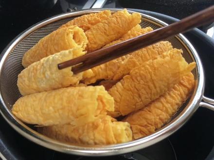 在家自制响铃卷,轻松实现响铃卷自由!
外面卖得可贵了,没想到做起来这么简单!#响铃卷 #在家做美食 #沉浸式做饭 @DOU+小助手 @抖音小助手