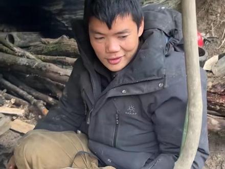 屯粮小达人“荒野建哥”带着弟弟在火炕上躺平 “这躺着好舒服 ”预估进决赛可能得一个月“这两天没有人退赛”#荒野建哥 #七星山骆驼杯 #荒野求生