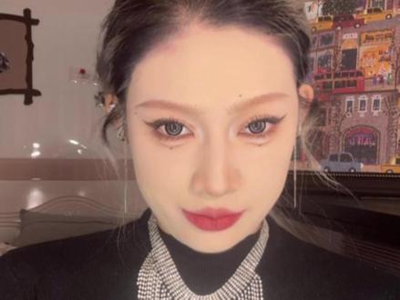 当我用豆包指导化妆的方式打开妆教 分享我的年度爱用红唇色号...#裸唇红唇巅峰赛 #抖音美妆年度宝藏 #潮妆研究所 #选择你的冬日姐感妆 #当AI解说化妆