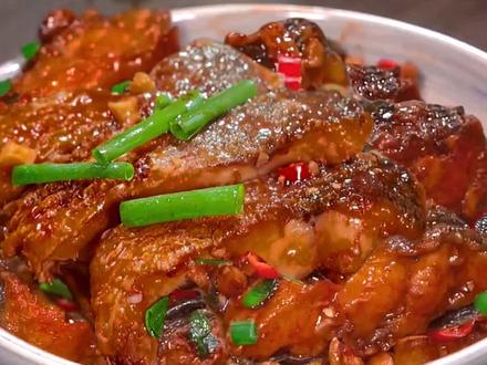 你知道草鱼怎么做既简单又好吃吗?今天我就分享这个非常经典的做法,鲜香味美非常下饭……#香辣鱼块的家常做法 #鱼块 #草鱼 #红烧鱼 #红烧鱼块