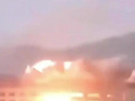 泰柬冲突持续升级 空袭视频曝光 泰国F-16战机轰炸東埔寨电诈园区、边境赌场 #泰国柬埔寨冲突 #空袭 #电信诈骗 #人道主义 #战争