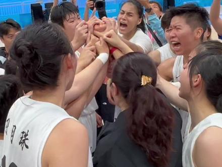 【全运时刻|黄思静谈夺冠那一刻与杨力维、杨舒予相拥而泣:广东女篮是她们最强后盾】11月15日晚,广东女篮战胜四川女篮,赢得十五运会女篮成年组金牌。在获胜那一刻,广东队队员黄思静与杨力维、杨舒予相拥而泣。
在赛后新闻发布会上,黄思静回应称,杨力维姐妹家庭在全运会前突遭变故,本次获胜对于一直承受巨大压力的她们可以短暂地得到释放。
黄思静介绍,作为杨力维的舍友,她知道杨力维一直承受着巨大压力,经常夜不能寐。但杨力维又不愿意跟黄思静说,担心影响到队友。黄思静表示,广东女篮依旧是杨力维姐妹最坚强的后盾。#2025全运会 #广东女篮冠军 #杨舒予