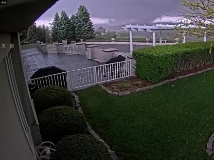 监控4分钟记录:龙卷风摧毁一切。房屋被吹散架