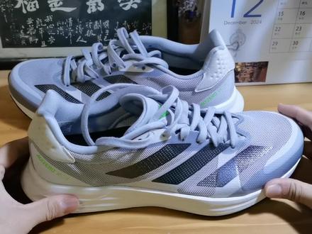 平凡的伟大-“轻量化钢板”「AdizeroRC4」的存在价值 此视频不包含商业推广!!!
本视频中的论点仅代表个人观点,接受不同的意见,但请友好地讨论,拒绝无意义的争论和阴阳怪气。
跑鞋材料的堆叠并不是一双跑鞋好坏的决定性因素,就算用上了进口材料说不定也调教不出一流的水准;就像是大饭店的高级厨子才能让上好食材不至于被暴殄天物,而换成我这种一般煮面人只能咂摸个味儿了。
所以说对于Adidas Adizero RC4一样泡棉配置普通但结构设计出色且适用场景多样、价格还足够便宜的;你可以叫做青少年体能训练鞋、入门级传统薄底或者口粮跑鞋的这些款式有着存在即合理。
明年也许RC系列就不在更新了,也许再也没有阿迪达斯的便宜薄底口粮了,也许再也没有脚感硬核但跑感柔和的阿迪跑鞋了;于是向前看会期待更好的佳作,向后看去接受RC4的存在。
BGM:TLi-synth - Ghost Funktion
这里是草根妖怪俱樂部,我是跑不快但认真分享的部长,喜欢就follow我吧!
#跑鞋 #阿迪达斯 #Adizero #RC4 #薄底跑鞋