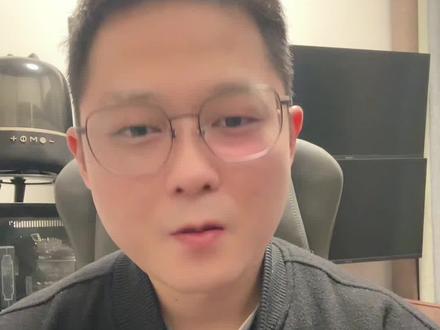 美伊冲突升级对国内化工产品影响分析 美伊局势升级,对国内化工产品的影响分析:1、原油,2025年伊朗日产原油超320万桶,全球占比约3.5%-4%,其中有90%左右被中国买走,占中国进口总量约15%左右。现在伊朗局势演变成热战之后,我们国家短期石油供应可能会受到一定冲击;另外一方面,若霍尔木兹海峡受影响,全球油品供应的影响将体现在航运方面。#财经 #股票 #伊朗