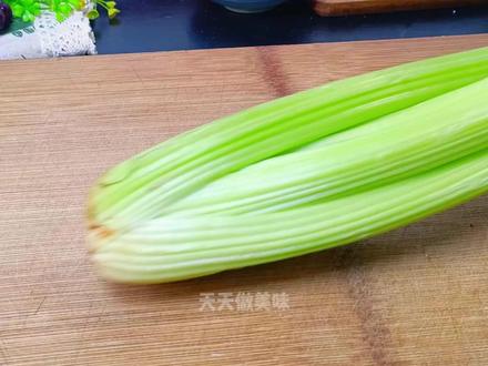 炒芹菜不要焯水和直接炒,难怪不好吃,看大厨怎么做,脆嫩不塞牙