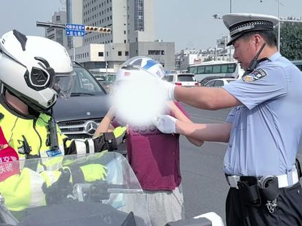 高考首日,考生检查很多遍但还是忘带眼镜,铁骑极速“闪送”! #热点 #高考