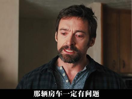 大家好我是米未,这期用了太多时间去琢磨这部电影,不是他难懂,而是太多想要说的,可每次回看总觉得许多地方还需要调整,就越来越长。生怕无法讲明白他的好。
----
这部电影《囚徒》是一个关于“人性”考验的电影,不仅仅是一个父亲的故事,更是所有角色的故事,初看时,一直跟着推理绑走女孩的真相去猜测每一个角色和人物,从艾利到鲍勃,神父,干尸,甚至是一些不起眼的路人,可越到后越发现,他们都有着不同的遭遇,就像电影名称一样,每个人都是囚徒,困在自己的精神世界,应对考验选择错了方向,你会为他着急,有人变得冷漠、自私、无人性、你会痛之欲绝,但不要让“怀疑”和“愤怒”磨灭理性和人性。虽然说是在看电影,却时常会把自己带入其中,如果我们遇到了这样的抉择,是否能够找到那个出口。
----
身为一个父亲能理解多弗,一家之主,承担着全家的收入,妻子的信任,孩子的安全保障,他总是提前准备好一切防止意外的发生,可女孩失踪后,一切的准备似乎都那么不堪一击,他再也掌控不了自己的生活,当妻子的灵魂质问砸到他的脸上时,这个男人彻底失控了,我当时就想,如果是我,我还能怎么办。曾经许多电影都有过这类的剧情,但大多都只是伤感,苦情,其实我们内心又何尝不是多弗,只是我们现实中做不出这么极端的方式罢了。
----
导演丹尼斯·维伦纽瓦对于这类电影的拍摄始终是天花板,镜头语言的高级,故事厚重感,人物人设立的很扎实,每个细节他都安排的十分到位,希望这期大家能够喜欢,日后我会继续学习提升水平,加快更新的速度。感谢大家的关注。
#了不起的精讲团 #抖音精选 #影视经典补完计划