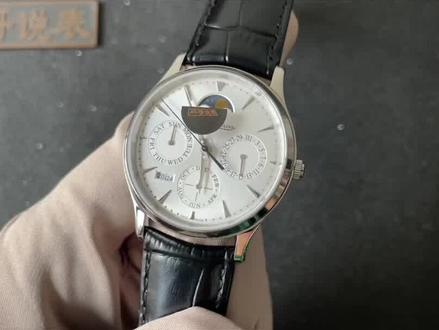 J厂月相大师万年历腕表年历功能,可触及8点位置隐形按键通过月份调节年历,万年历年份正常运行,这样便于年历的功能模块的运转,年份显示2023一2028使更换万年历功能模块更简便。
二:日历盘星期盘月份盘功能,1.日历盘3点位显示,可通过巴的拉出的第一个档位顺转向前日期调节,逆转向后日期调节,*不建议逆调因此功能会跳动月像盘。2.星期盘9点位显示,可通过巴的拉出的第二个档位逆转通过24小时时间调节。3.月份盘6点位显示,可通过8点位隐形按键触及调节,附配送专用调节按键的操作杆。以此还原和实现3个功能均可单独调节,便于佩戴时操作。
三:警示窗功能,位于表盘中央的针轴上方的一个扇形窗口,显示为白色时可手动调整年份,显示为蓝色时为禁区时间段,这个区域最好不要调年份,以免破坏机芯的正常使用寿命#手表推荐 #腕表分享 #超薄大师