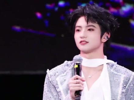 哪怕淋着雨,穆祉丞也会义无反顾地往前。#穆祉丞 #TFING #时代峰峻 #养成系 #励志