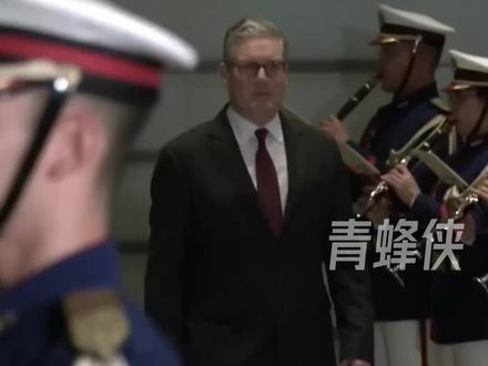 安德鲁王子跪地照片曝光!英国首相点名呼吁其赴美作证