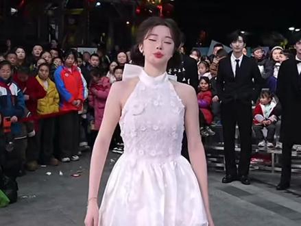 龙队在大号被关播了两次,又在小号上开播,和妹妹一起跳了两支没在大号直播间跳过的舞…跳到最后又把瑶瑶拉上去了…真的好甜#龙浩天大舞台 #AL瑶瑶#龙妹妹