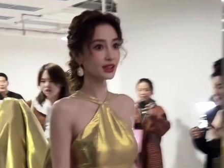 恭迎我们红毯女神回归,#Angelababy 现身芭莎艺术之夜红毯,金色长裙微卷麻花辫从身边走过太美了,还回头给大家比心,还是熟悉的感觉,又美又亲和!#论红毯战神还得看Angelababy