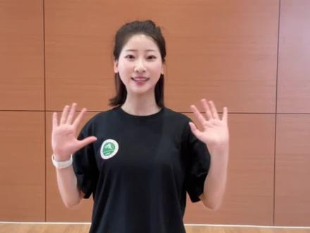 竹杆敲出黎寨千年韵律,舞步踏响山海原始风情,黎族竹竿舞跟练教程上线,让我们跟着节奏开合辗转,让身体与非遗对话:一进一退皆是传承,一起舞动,邂逅黎族文化之美!#非遗传承 #边学边跳 #养生操