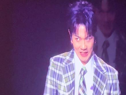 颜人中玩起自己的梗来也是毫不留情 但本路人没看过那些图 很急 有没有好心人发来看看 #颜人中 #颜人中济南演唱会 #抽象