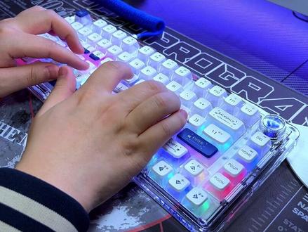 一把就巅峰了,LEOBOG K81末班车抓紧上!闭眼冲冲冲!#客制化键盘 #机械键盘 #游戏外设 #桌搭 #摆烂桌搭@DOU+小助手