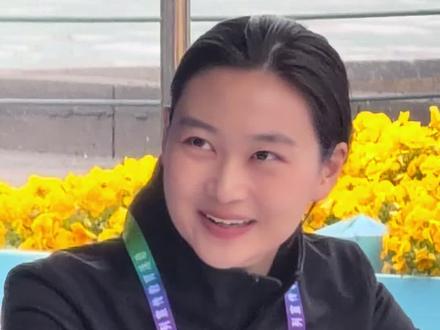 青岛舰艇开放日,海军女兵刘琦越穿便装现身现场 又美又飒