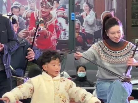 缙云的节目,接地气 #2026 #村晚舞台上的接地气表演嗨翻了 #婺剧