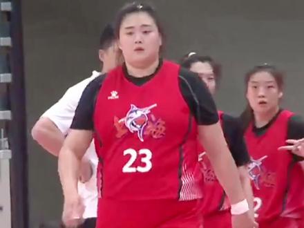 可爱大宝贝烈焰!席卷球场!重型坦克大宝贝已抵达阵地,一把将对手推开背身接下传球,回头就来个漂移投篮,#体育精神 #女篮刘禹彤 #中国女篮 #篮球 #实战篮球