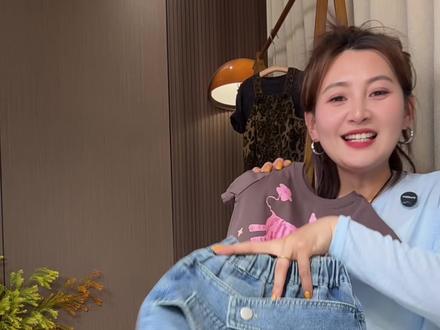 软萌治愈女童夏季套装!咖色可爱小马印花短袖+设计感牛仔短裤,面料亲肤透气,俏皮温柔,清爽耐看又洋气,日常遛弯、出门游玩都好穿,简简单单就甜美出圈!!#女儿生来就是用来打扮的 #女童穿搭 #夏日高质量萌娃穿搭 #甜美穿搭 #可爱舒适穿搭