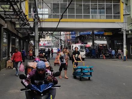 菲律宾🇵🇭马尼拉的中国🇨🇳城治安是不错!因为都是做正经生意的人,没那么多乱七八糟的事。我一个人晚上去夜市买菜都不怕!
#抖音看世界 #记录我的海外生活 #街景随拍 #现场实拍 #分享异国风情