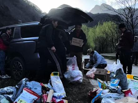 🙏🙏🙏2026年3月21日:供养终南山苦修隐士8个茅棚,功德随喜。
🙏🙏🙏备齐各类供养物资,干香菇,和田大枣,小红花生,新疆葡萄干,宁夏枸杞,1000克桂圆龙眼肉,爱菊面粉,味极鲜酱油,岐山香醋,海天黄豆酱,王守义 13香,湖盐8袋,爱菊菜籽油,惠百施 牙刷,天然手作纯檀香粉,陈皮白茶饼,自在园酥油灯,绿色萝卜干,陈皮灰枣,帽子,围巾,心相印卫生纸,老哥俩大米,净慧云老山檀香,黄精,茶点心,Peacock保温壶,奇亚籽面包,南方黑芝麻糊,稻田丰禾陕北小米,荞麦圆饼,活力28洗衣液,手作纯艾条&艾绒。蔬菜类:铁棍山药,短豆角,西兰花,茄子,西红柿,红薯,土豆,小黄姜,白菜,白萝卜等一应俱全,诚心供养八位终南山茅棚师父,点滴善念,皆为福田。愿师父们衣食无忧,安心修行。
🙏🙏🙏愿以此功德,普及于一切。我等与众生,皆共成佛道