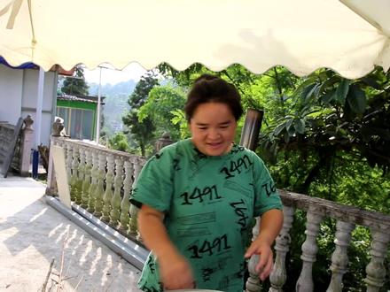 苗大姐熏好的腊肉炒来吃,大块肥肉吃了不腻,馋死朋友了