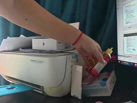 关于惠普打印机加墨后任然打不出字,只出现了两个图。于是采用了两种方法解决。
第一种:用注射器往外接墨盒上的小孔打进去空气,静置一会继续打气。嫌费劲的朋友可以直接选择第二种。
第二种:就是用抽魔盒夹往外抽空气,这样外接墨盒的墨,就会流入墨盒里。
ps:,墨盒底部流出的墨汁过多,也会影响打印效果,甚至打印不出字,因此要干净的纸把墨吸干净。#惠普打印机 #维修惠普打印机 #打印不出字 #吸墨器用法